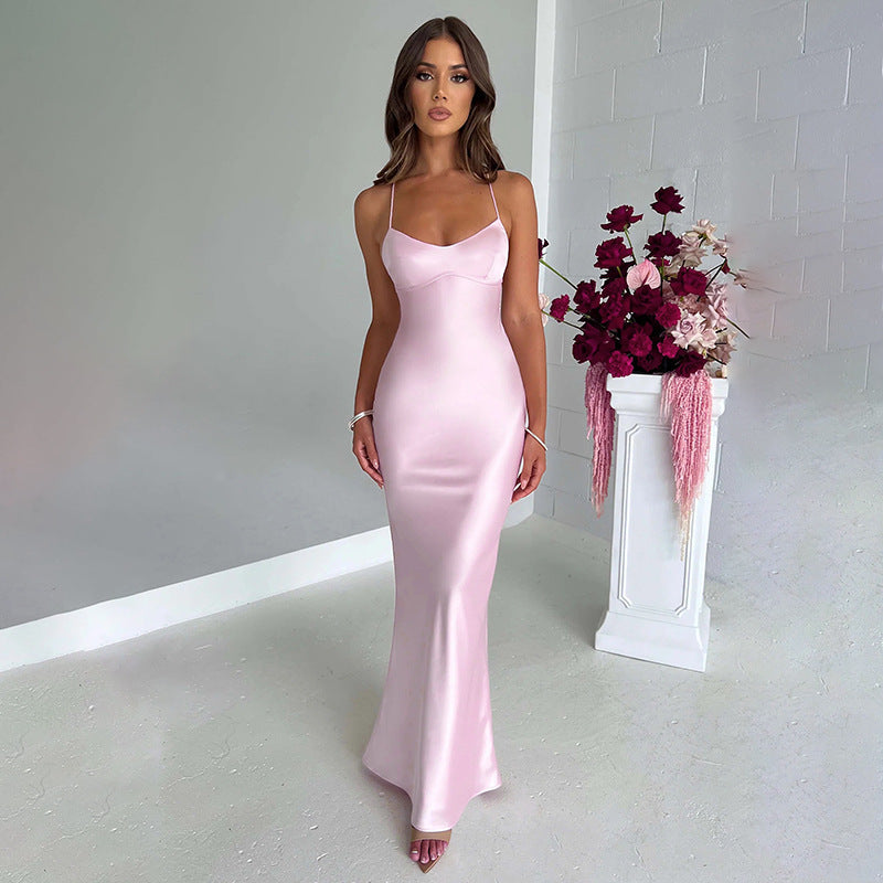 Ruby – Sexy Satijnen Jurk met Open Rug