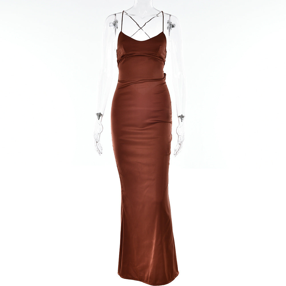 Ruby – Sexy Satijnen Jurk met Open Rug