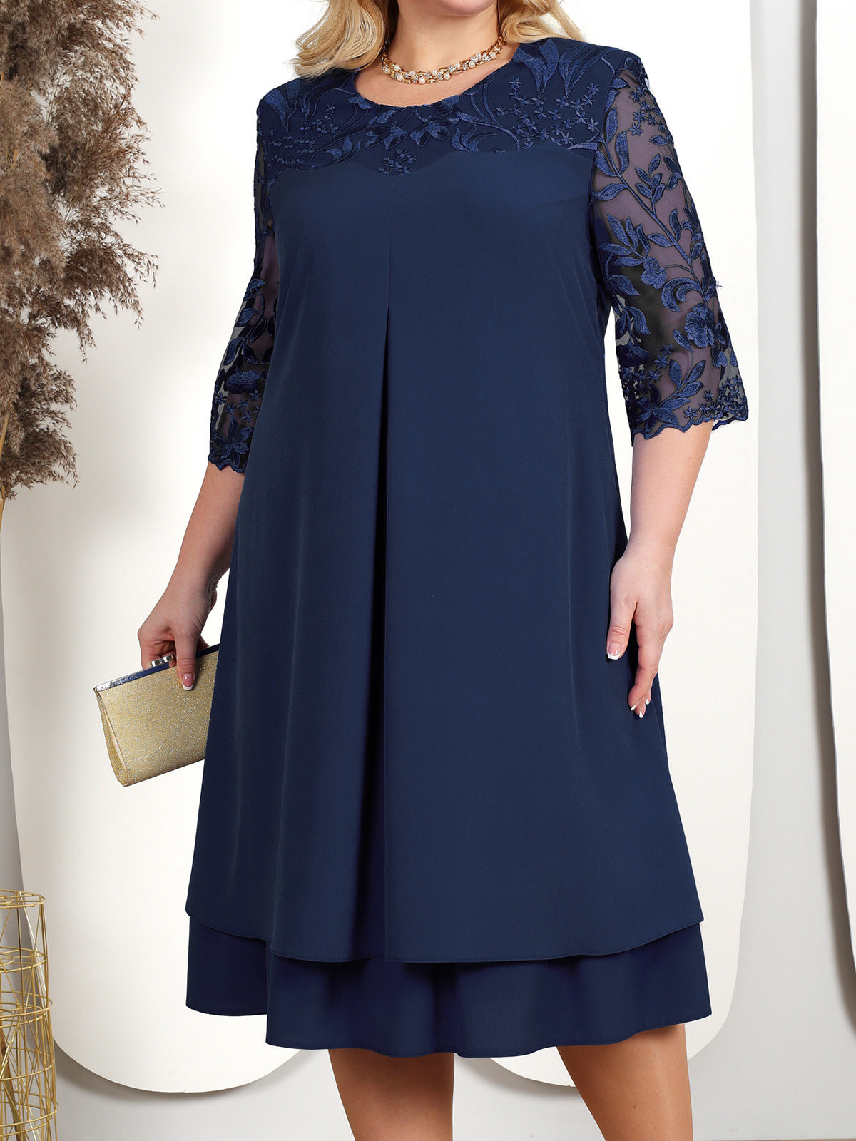 Joan – Geborduurde Chiffon Patchwork Jurk met Halflange Mouwen