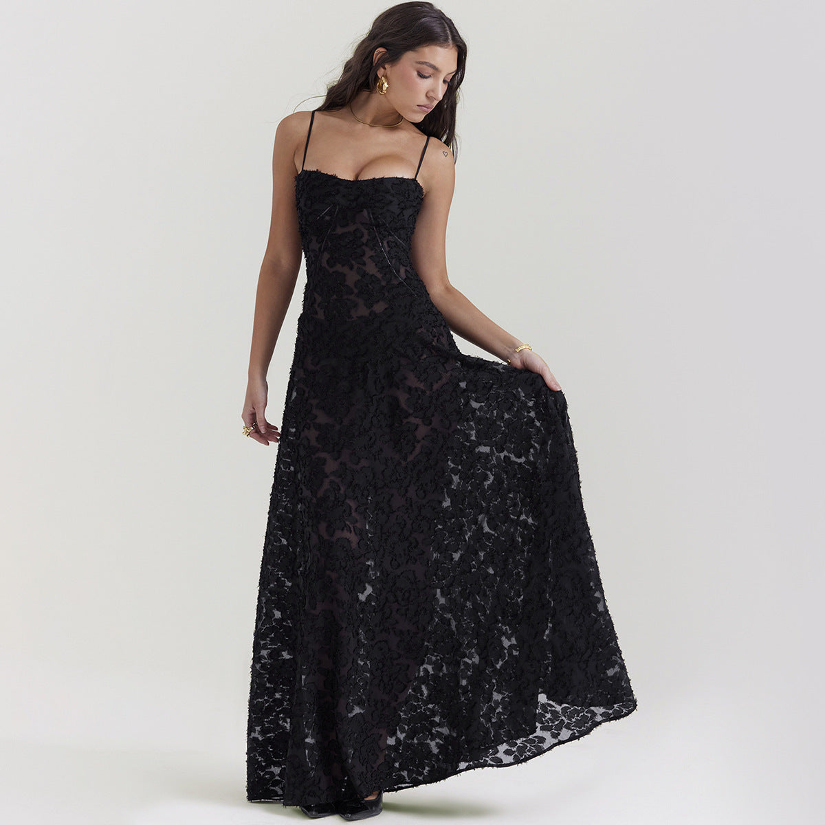 Jessie – Elegante Lange Jurk met Kant en Bandeau Kraag